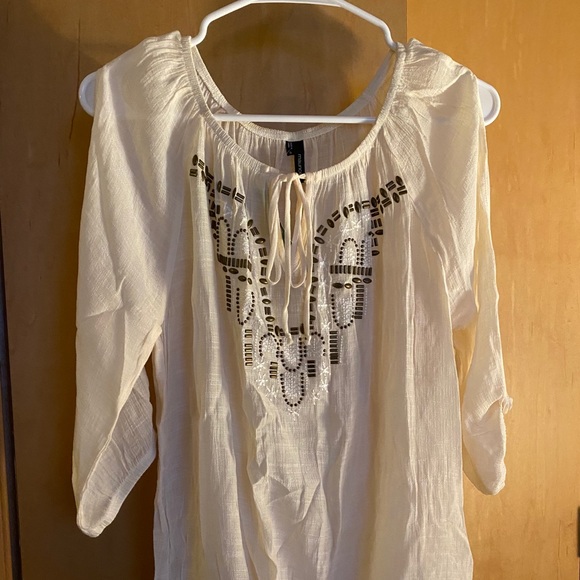 BRAND NEW EMBROIDERED TOP - Picture 2 of 4